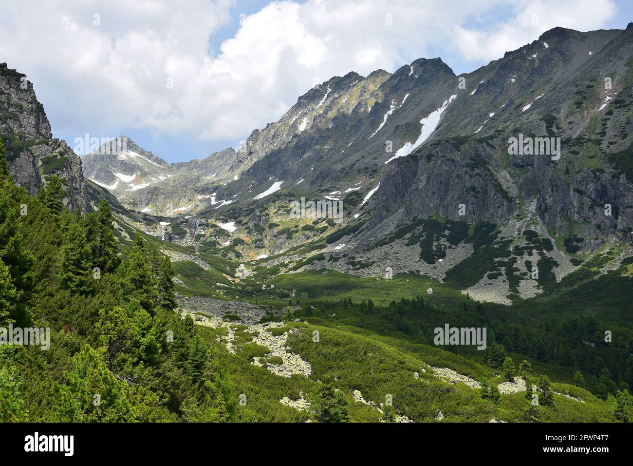 Paysage dans les Hautes Tatras. Les sommets de Strbsky stit et Satan, le canyon Mlynicka dolina, situé près de Strbske pleso. Slovaquie. Banque D'Images