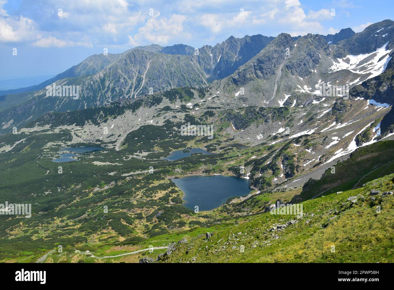 Vue du mont Kasprov Vrch aux lacs Zielony Staw, Kurtkowiec et Dlugi Staw, entouré par les montagnes du Haut Tatra. Pologne. Banque D'Images