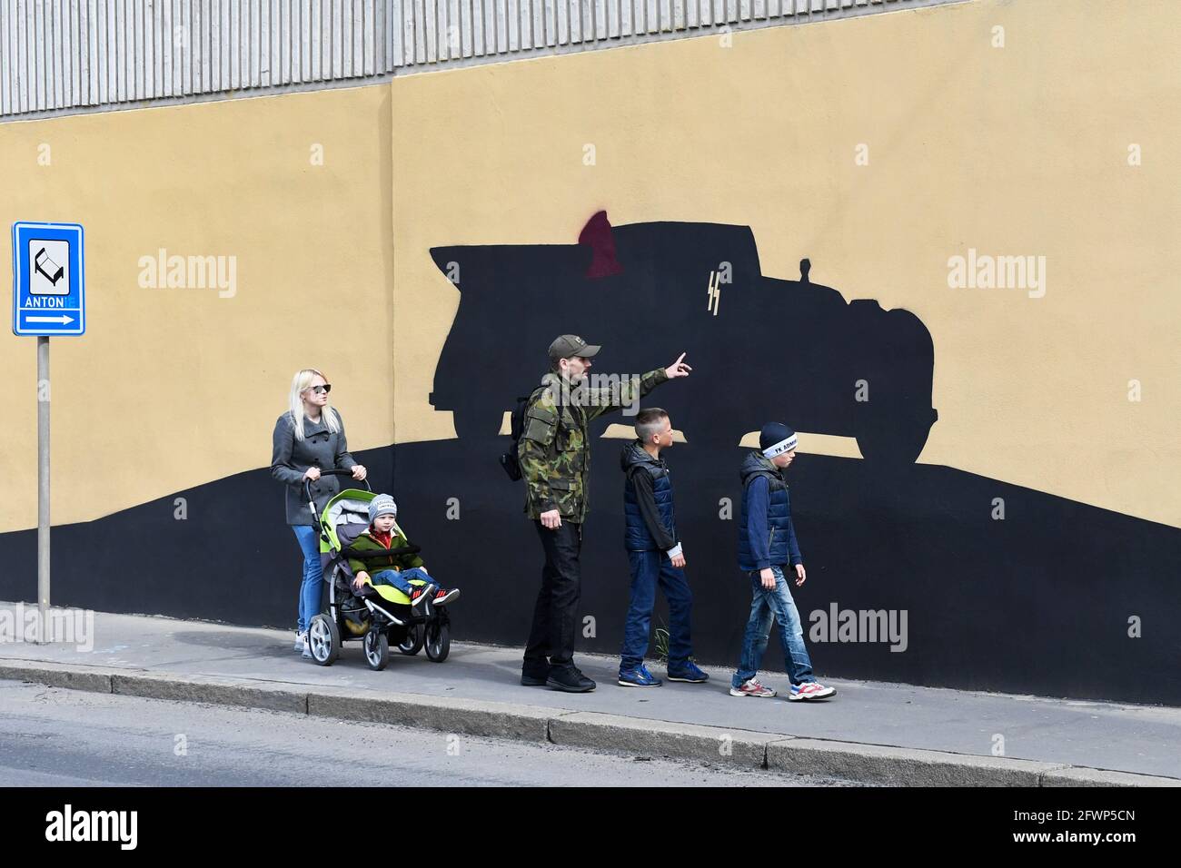 Vychovatelna, Prague. 22 mai 2021. Jakub Marek, étudiant, dévoile une peinture murale dédiée à la mission anthropoïde de la Seconde Guerre mondiale, commémorant l'assassinat de SS Obergruppenfuhrer et du général der Polizei Reinhard Heydrich, Reichssprotektor du protectorat de la Bohême et de la Moravie par les parachutistes tchécoslovaques le 27 mai 1942, Décoration du mur près du Mémorial de l'opération anthropoïde à Vychovatelna, Prague, République Tchèque, 22 mai 2021. Credit: Michaela Rihova/CTK photo/Alay Live News Banque D'Images