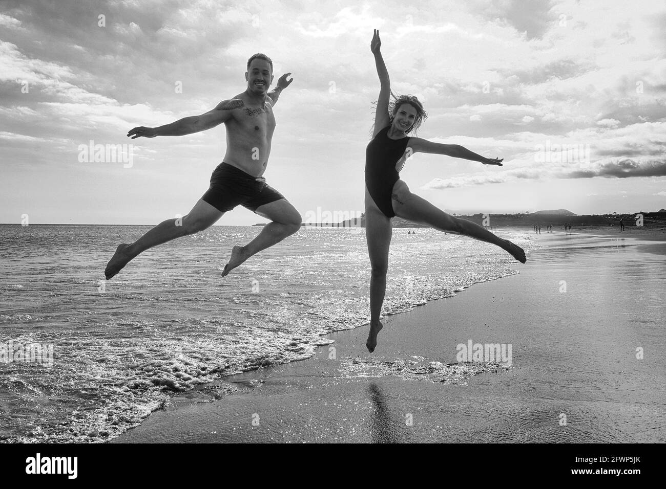 Joyeux jeune couple à la mer vacances Banque D'Images