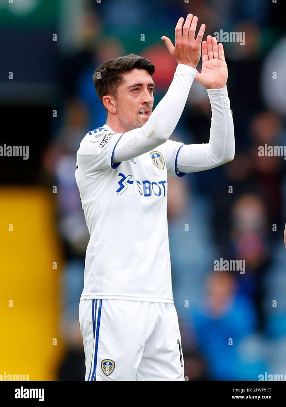 Pablo Hernandez de Leeds United applaudit les fans alors qu'il quitte le terrain lors du match de la Premier League à Elland Road, Leeds. Date de la photo: Dimanche 23 mai 2021. Banque D'Images