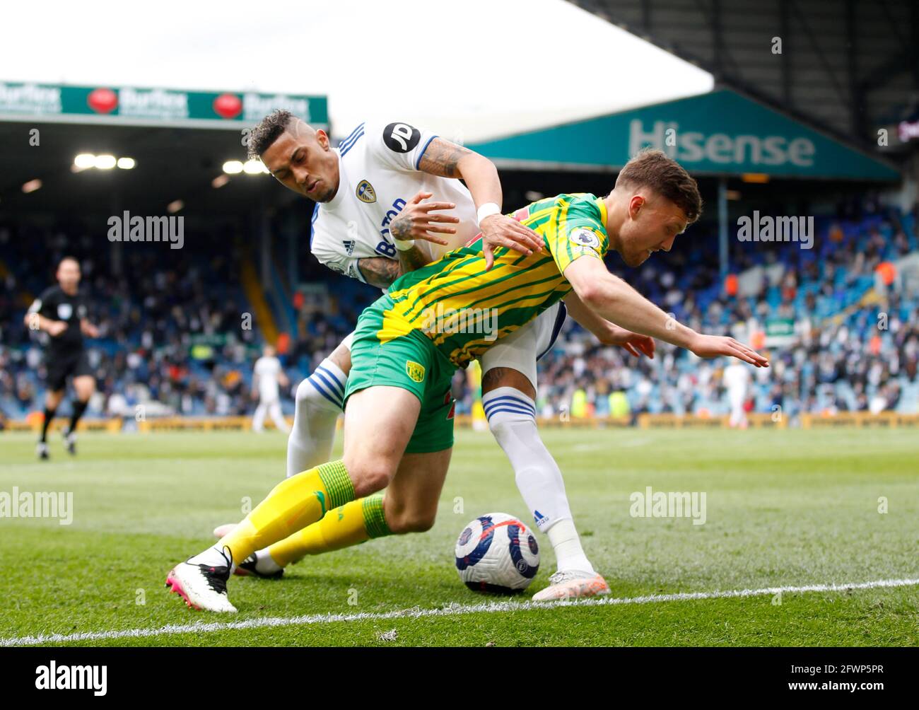 Dara O'Shea de West Bromwich Albion et Raphinha de Leeds United se battent pour le ballon lors du match de la Premier League à Elland Road, Leeds. Date de la photo: Dimanche 23 mai 2021. Banque D'Images