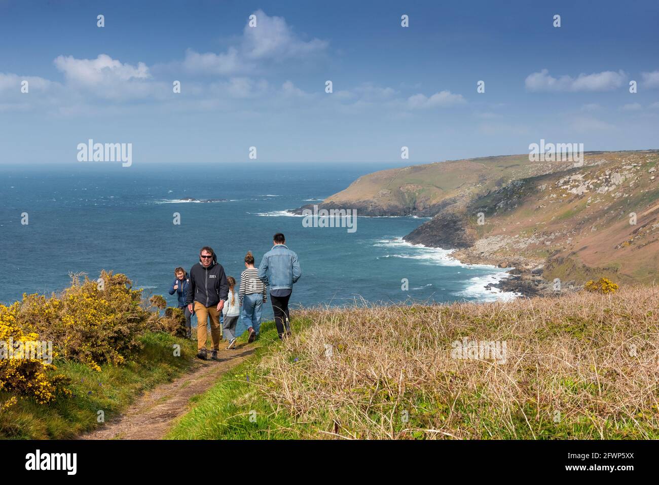 Les gens qui apprécient une promenade le long du South West Coast Path sur Zennor Head à West Penwith dans Cornwall. Banque D'Images