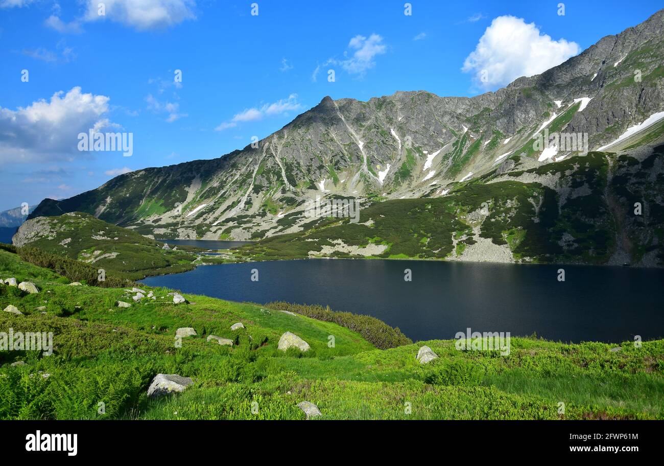 Le beau lac Wielki Staw dans les Hautes Tatras, Pologne. Lac Przedni Staw en arrière-plan. Banque D'Images