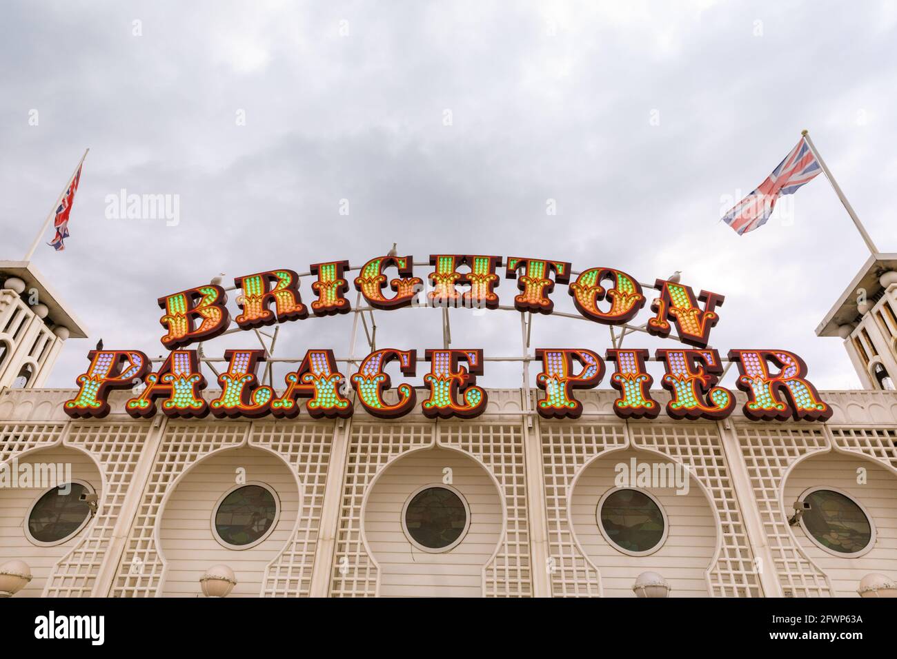 Brighton Palace Pier, lettres au néon et signe de la célèbre jetée de plaisance à Brighton, East Sussex, Angleterre, Royaume-Uni Banque D'Images