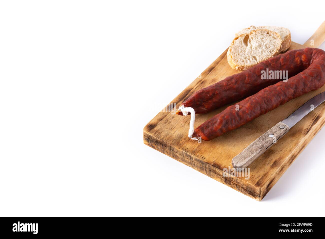 Saucisse chorizo espagnole isolée sur fond blanc Banque D'Images