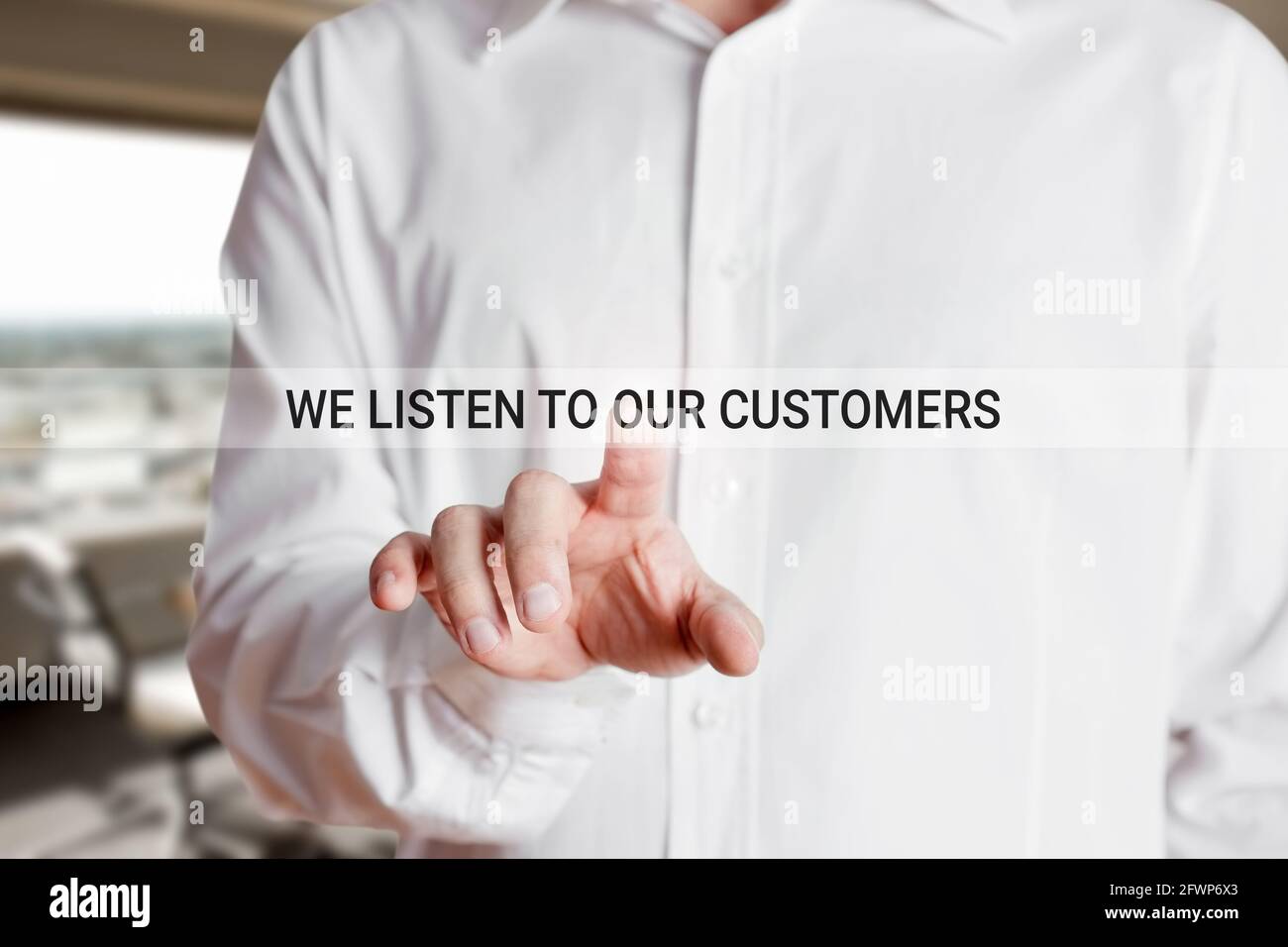 Homme d'affaires presse à main nous écoutons nos clients un écran tactile virtuel. Concept de service à la clientèle et de satisfaction. Banque D'Images