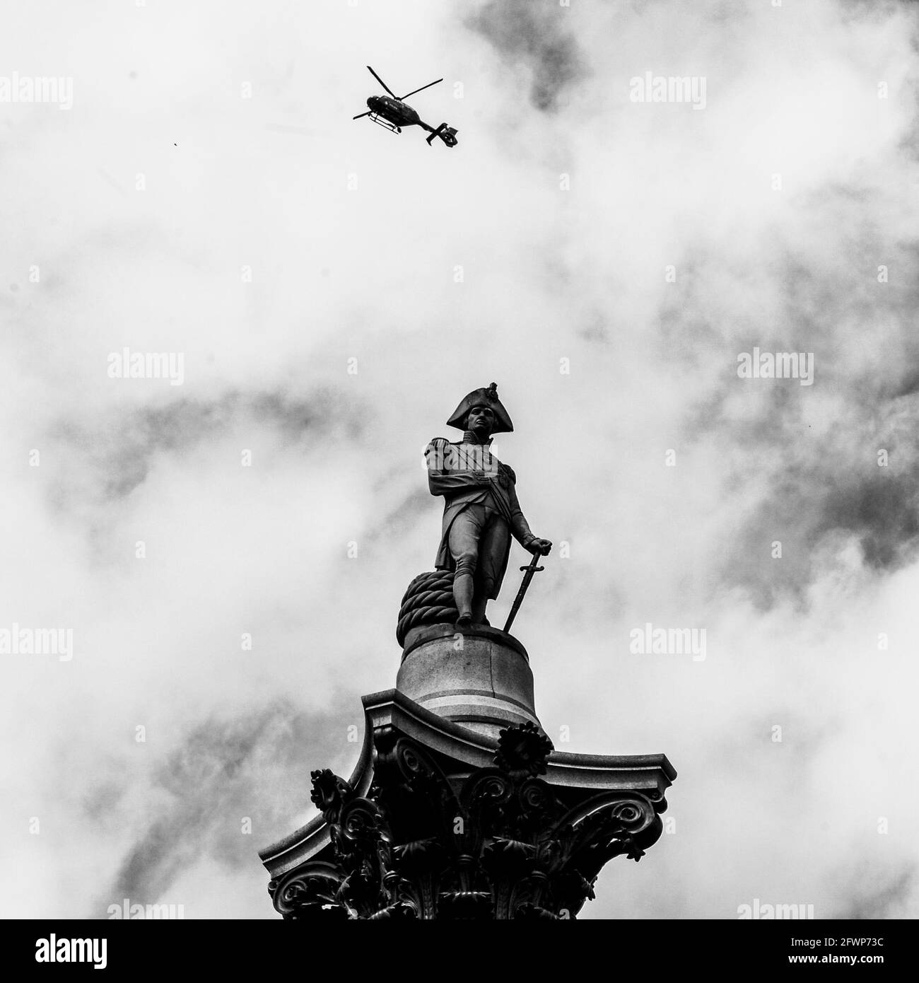Hélicoptère au-dessus de Trafalgar Square Banque D'Images