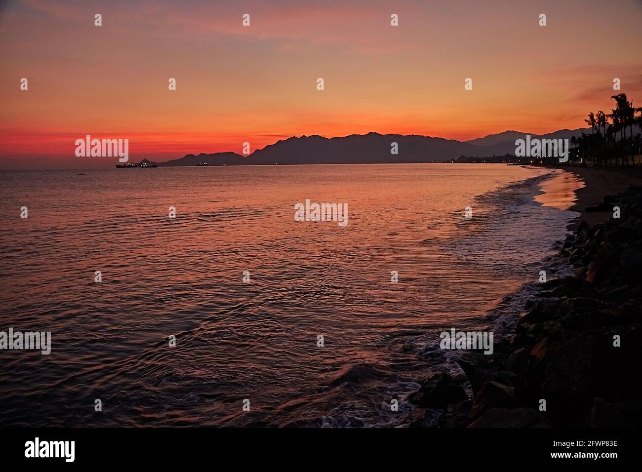 Lever du soleil au front de mer de Dili City. Banque D'Images
