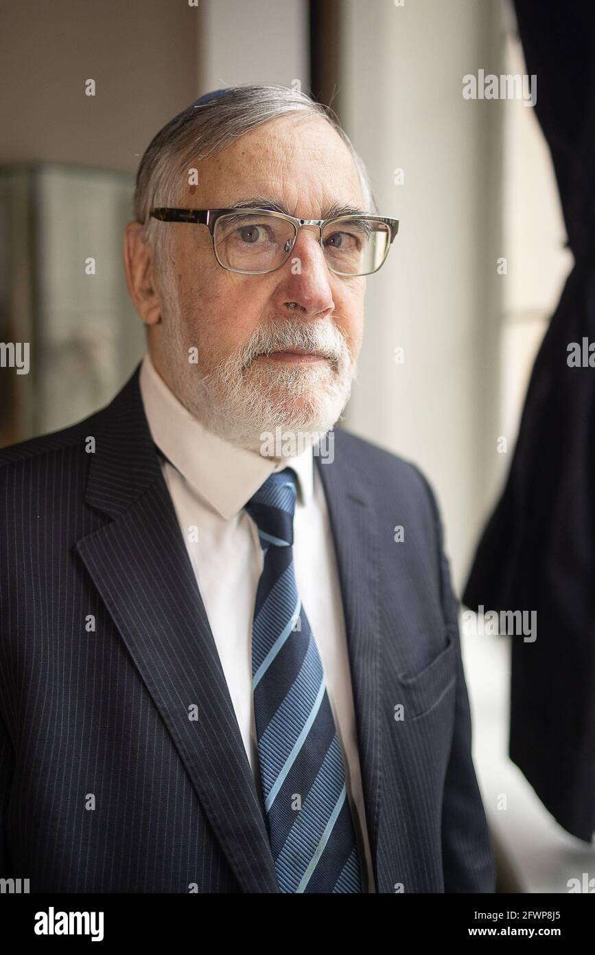 Le chef Rabbin Albert Guigui pose pour le photographe lors d'une commémoration de l'attentat terroriste de 2014 contre le musée juif de Bruxelles, lundi 24 mai Banque D'Images