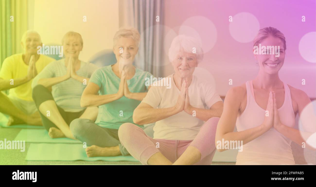 Composition du groupe de femmes âgées et d'hommes pratiquant le yoga avec teinte rose à jaune Banque D'Images