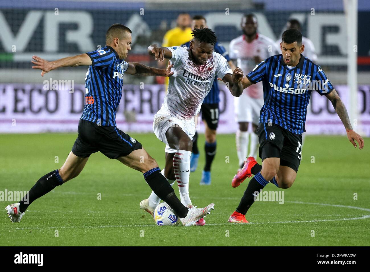 BERGAME, ITALIE - MAI 23: Rafael Toloi d'Atalanta BC bataille pour la possession avec Rafael Leao de l'AC Milan tandis que Cristian Romero d'Atalanta BC regarde sur Banque D'Images