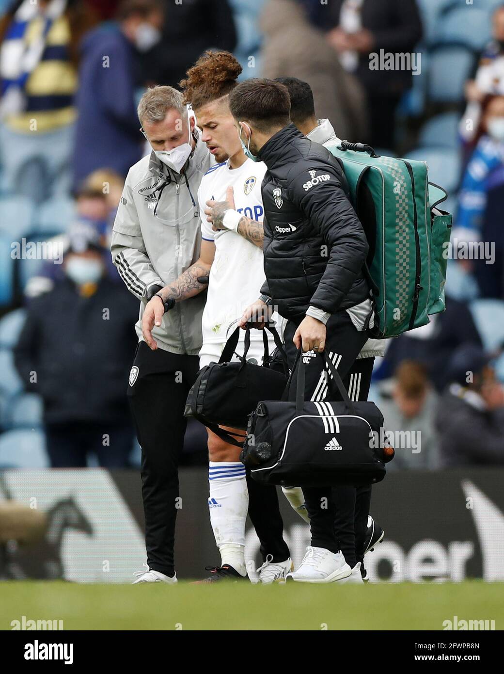 Photo du dossier datée du 23-05-2021, Kalvin Phillips de Leeds United quitte le terrain avec une blessure lors du match de la Premier League à Elland Road, Leeds. Date de publication : lundi 24 mai 2021. Banque D'Images