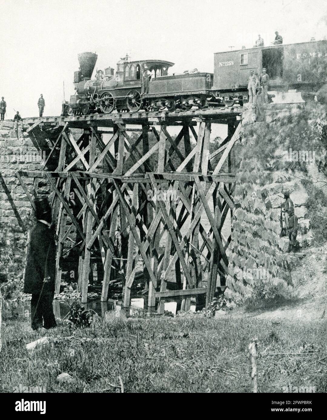 Problème résolu par les ingénieurs. Ce fut un long pas entre les ponts en bois de César et les difficultés qui ont confronté le corps de construction américain pendant la guerre civile. Voici un exemple de son travail. De temps à autre, en 1862-63, les ponts sur la ligne du chemin de fer Orange & Alexandria ont été détruits par les deux parties à l'avance et en retraite. Il est resté pour les ingénieurs de l'armée de les reconstruire. C'était un travail de patience et d'activité incessante pour la vitesse était de première importance. Ces structures, capables de soutenir le passage de trains lourds et construit en quelques heures nous Banque D'Images