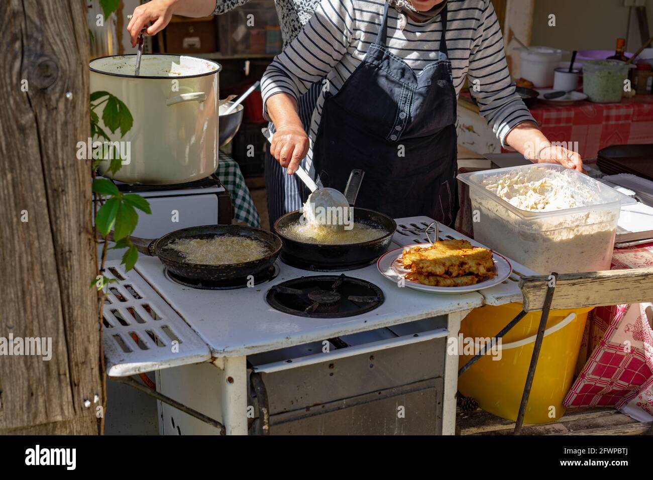 Fabrication traditionnelle de pommes de terre sautées au goût profond de la viande de poteto tocsni rosti dans une foire agricole hongroise à Kaptalantoti Banque D'Images