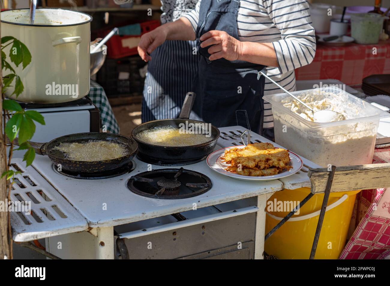 Fabrication traditionnelle de pommes de terre sautées au goût profond de la viande de poteto tocsni rosti dans une foire agricole hongroise à Kaptalantoti Banque D'Images
