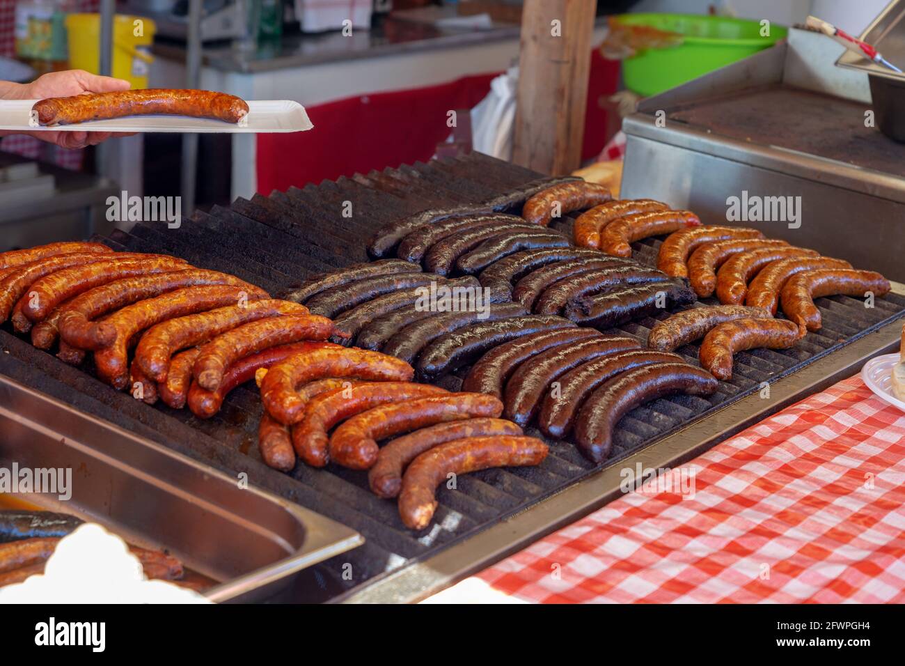Beaucoup de saucisses traditionnelles dans une foire agricole hongroise à Kaptalantoti . Banque D'Images