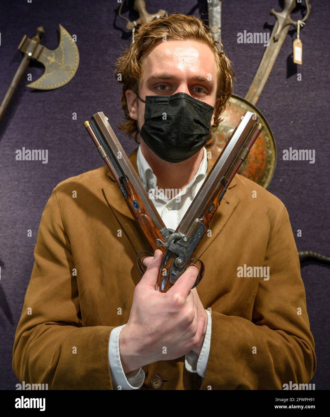 Bonhams, Londres, Royaume-Uni. 24 mai 2021. Bonhams Antique Arms and Armor offre un aperçu de la vente d'une paire exceptionnelle de pistolets à percussion, présentée par John Manton & son, Dover Street, Londres, en vente à Londres le mercredi 26 mai. La paire est estimée entre 20,000 et 30,000 £. Crédit : Malcolm Park/Alay Live News. Banque D'Images