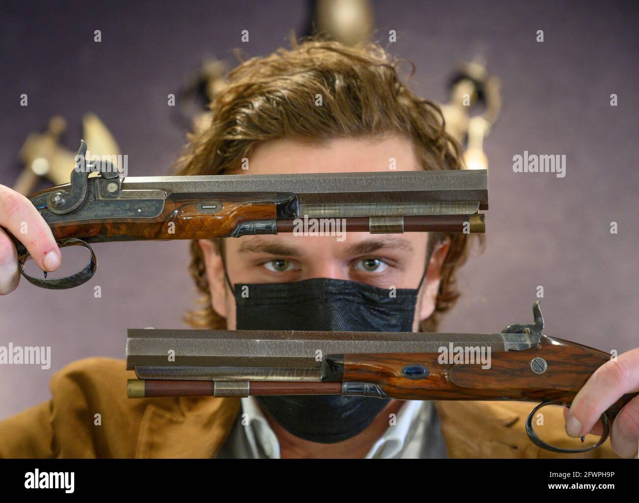 Bonhams, Londres, Royaume-Uni. 24 mai 2021. Bonhams Antique Arms and Armor offre un aperçu de la vente d'une paire exceptionnelle de pistolets à percussion, présentée par John Manton & son, Dover Street, Londres, en vente à Londres le mercredi 26 mai. La paire est estimée entre 20,000 et 30,000 £. Crédit : Malcolm Park/Alay Live News. Banque D'Images