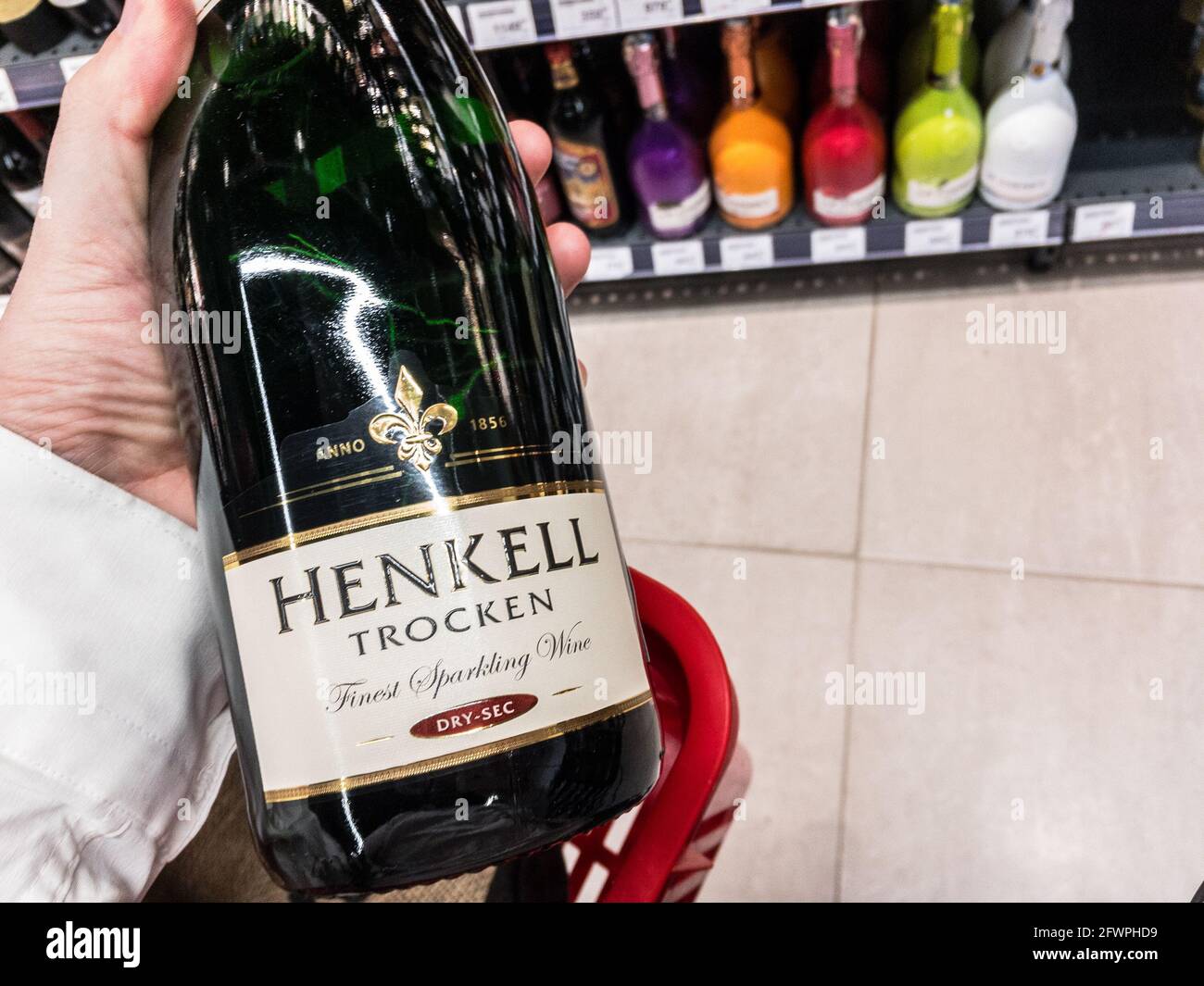 Illustration de plusieurs bouteilles de Henkell Trocken exposées. Henkell Trocken est une marque allemande de vin blanc mousseux, une sekt, s'étaler en Europe centrale. Banque D'Images