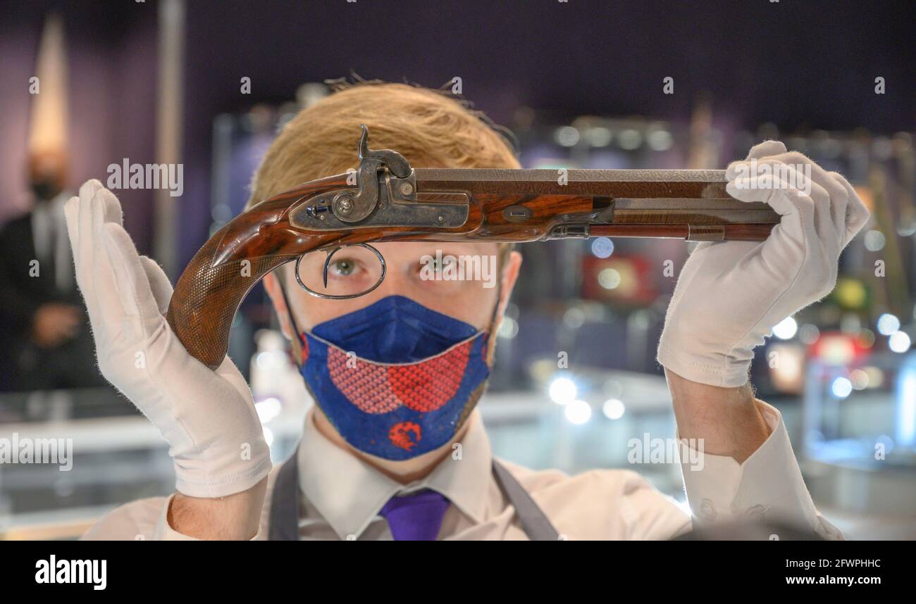 Bonhams, Londres, Royaume-Uni. 24 mai 2021. Bonhams Antique Arms and Armor offre un aperçu de la vente d'une paire exceptionnelle de pistolets à percussion, présentée par John Manton & son, Dover Street, Londres, en vente à Londres le mercredi 26 mai. La paire est estimée entre 20,000 et 30,000 £. Crédit : Malcolm Park/Alay Live News. Banque D'Images