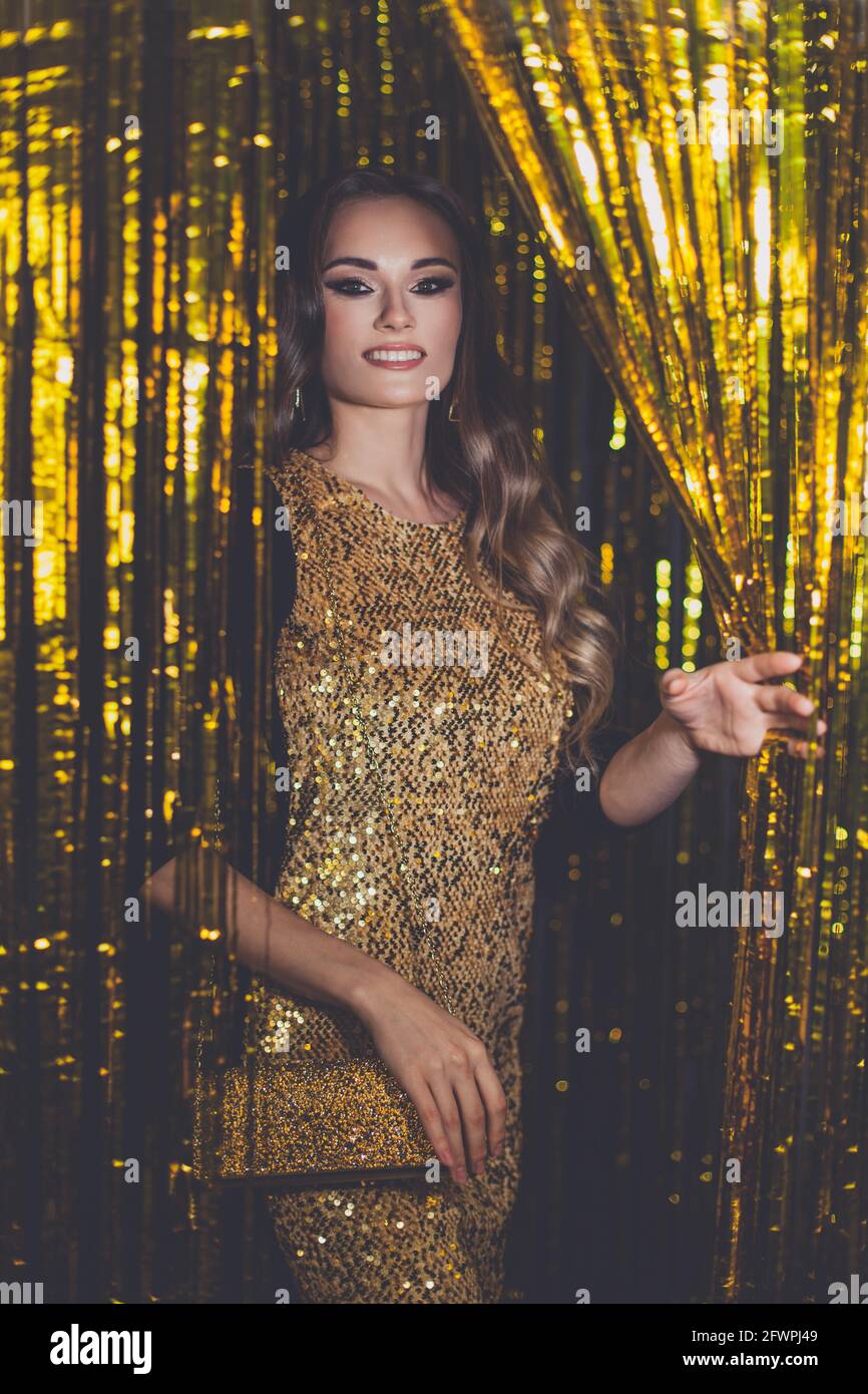 Femme glamour célébrité avec le maquillage portant la robe dorée souriant  arrière-plan golden bokeh Photo Stock - Alamy
