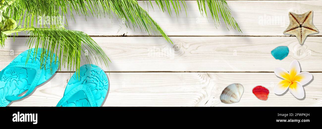 Fond panoramique de planches blanches avec coquillages, tongs et plam. Bannière web d'été de plage tropicale Banque D'Images