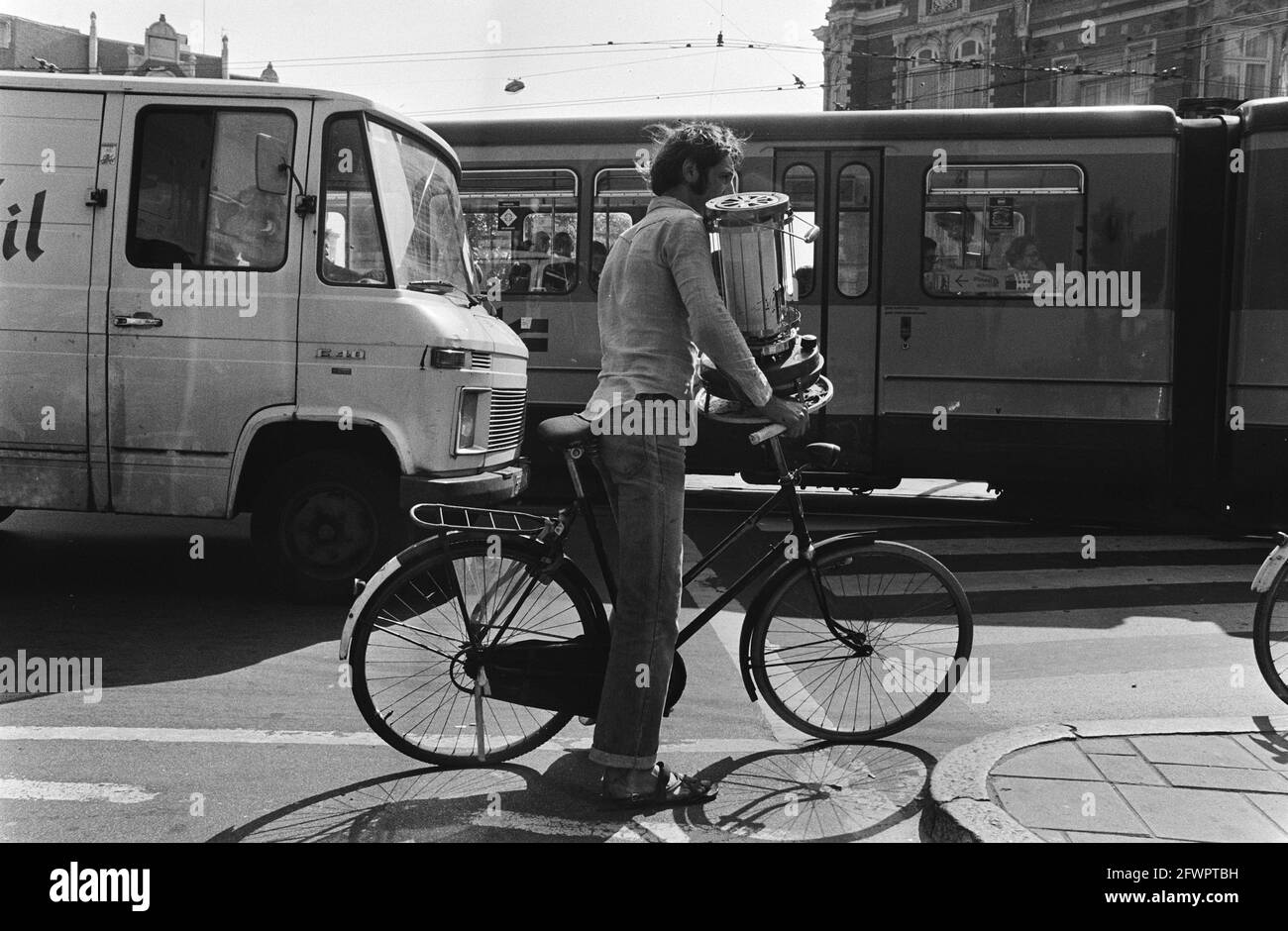 Demain commence l'été; vélo à Amsterdam avec chauffe-pétrole sur guidon, 20 juin 1978, cyclistes, appareils de chauffage, Pays-Bas, Agence de presse du XXe siècle photo, nouvelles à retenir, documentaire, photographie historique 1945-1990, histoires visuelles, L'histoire humaine du XXe siècle, immortaliser des moments dans le temps Banque D'Images