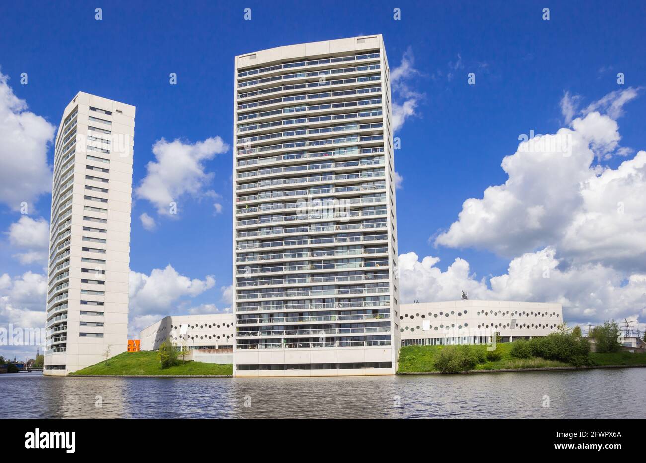 Stade de football Euroborg et gratte-ciels au lac de Groningen, pays-Bas Banque D'Images