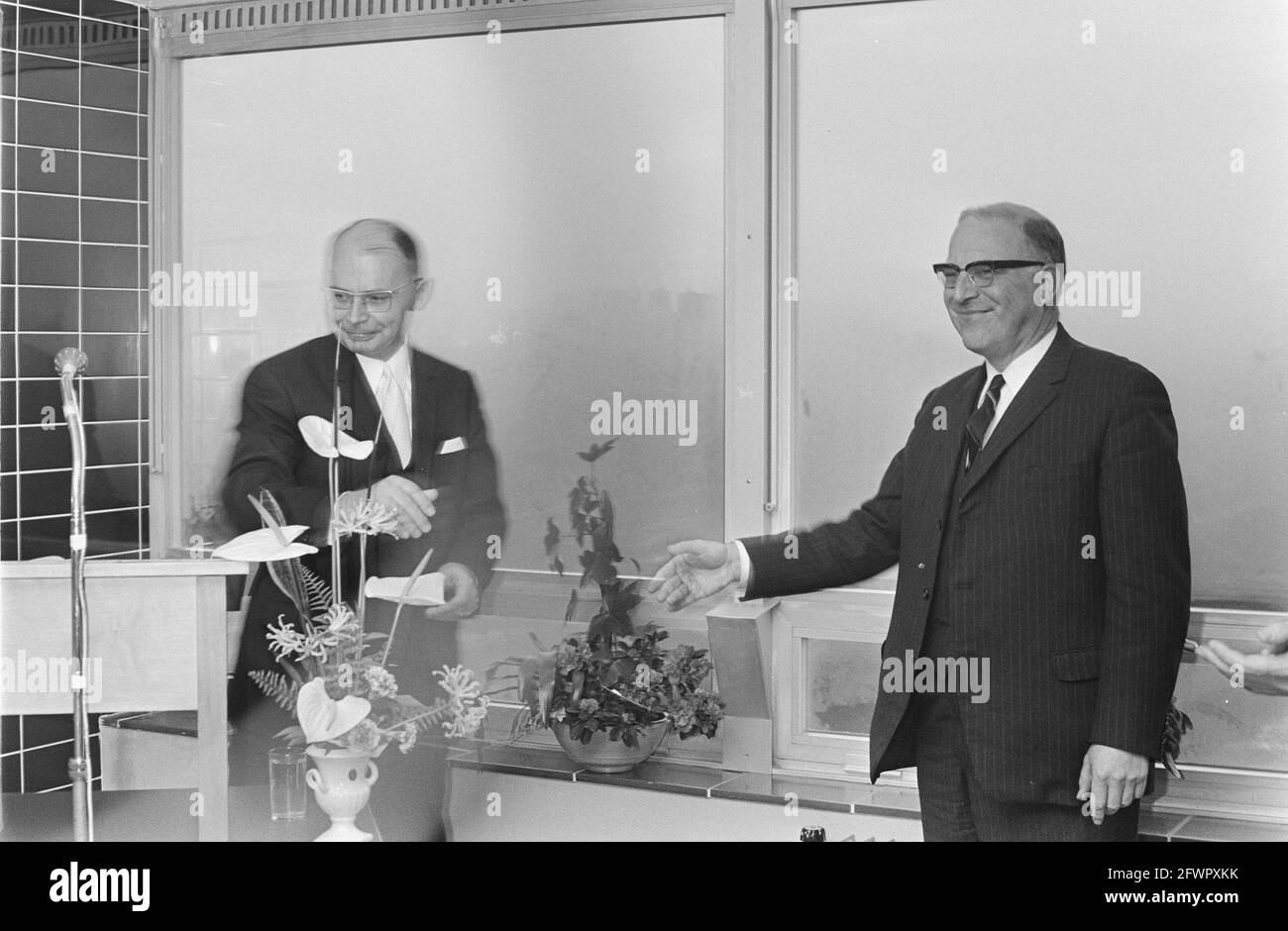 M. H. W. van Hylkema, directeur général Ministère de la protection de l'enfance de la justice ouvre un nouveau bâtiment Raad van Kinderbescherming Amsterdam, 28 novembre 1969, PROTECTION DE L'ENFANCE, directeurs, Bâtiments, ouvertures, pays-Bas, Agence de presse du XXe siècle photo, nouvelles à retenir, documentaire, photographie historique 1945-1990, histoires visuelles, L'histoire humaine du XXe siècle, immortaliser des moments dans le temps Banque D'Images