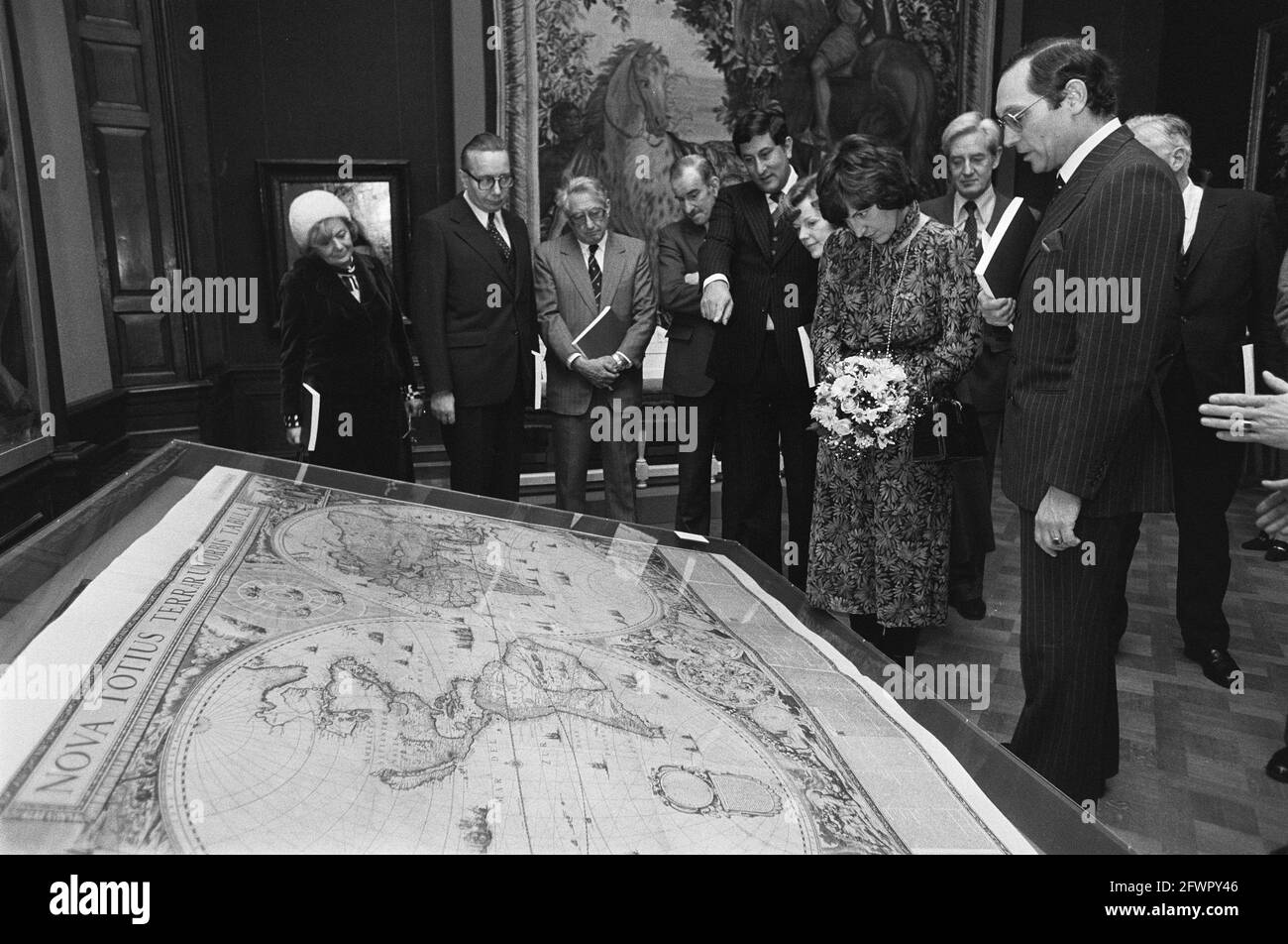 La princesse Margriet regarde une carte du monde pendant la tournée, 20 décembre 1979, cartes, ouvertures, Princesses, expositions, pays-Bas, Agence de presse du XXe siècle photo, news to remember, documentaire, photographie historique 1945-1990, histoires visuelles, L'histoire humaine du XXe siècle, immortaliser des moments dans le temps Banque D'Images