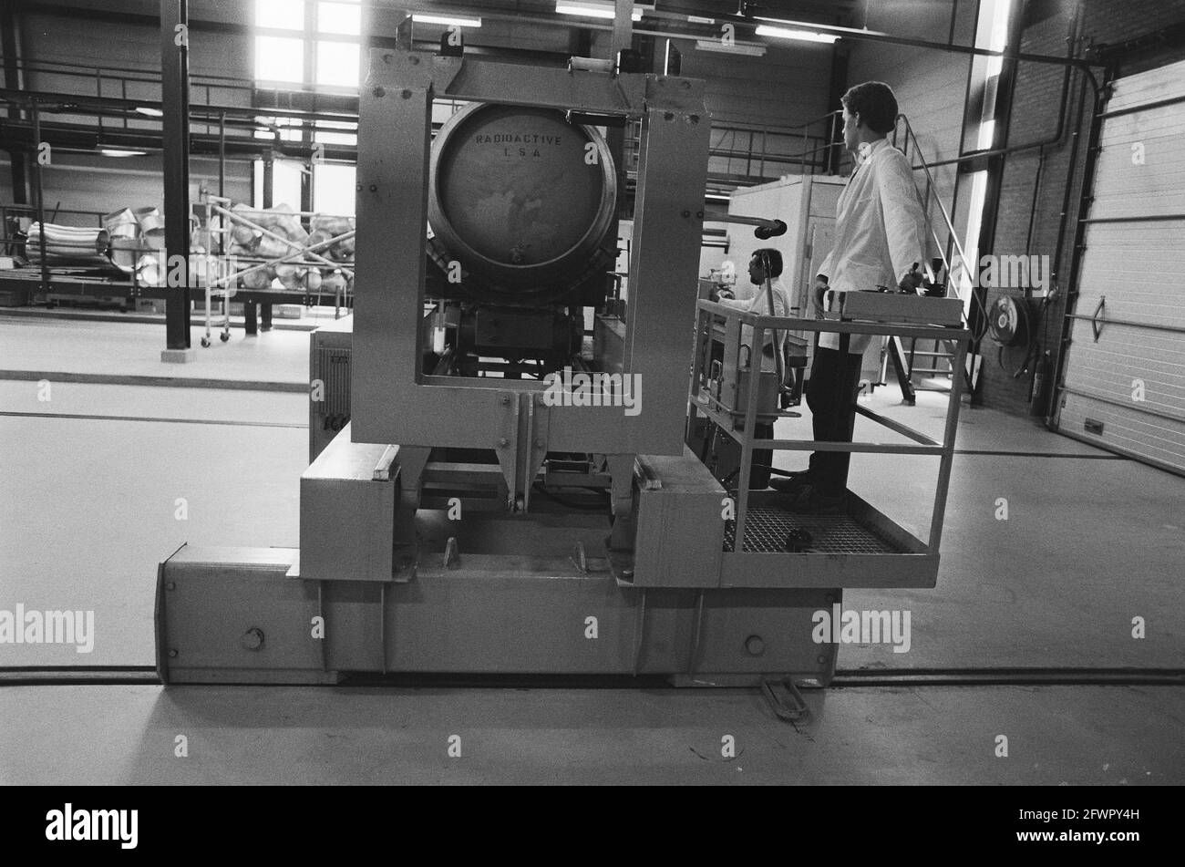 M. Pieter van Vollenhoven visite KCN/Urenco; un réservoir d'hexafluorure d'uranium (F6) dans la salle de traitement du gaz, 9 octobre 1984, visites, chars, Pays-Bas, Agence de presse du XXe siècle photo, nouvelles à retenir, documentaire, photographie historique 1945-1990, histoires visuelles, L'histoire humaine du XXe siècle, immortaliser des moments dans le temps Banque D'Images