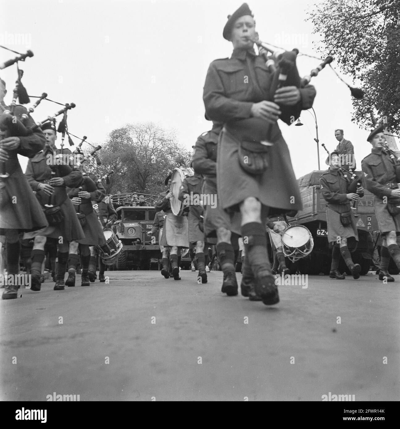 Corps musical du régiment les Seaforth Highlanders of Canada. Cornemuse, 28 juin 1945, festivités de la libération, Seconde Guerre mondiale, Pays-Bas, Agence de presse du XXe siècle photo, nouvelles à retenir, documentaire, photographie historique 1945-1990, histoires visuelles, L'histoire humaine du XXe siècle, immortaliser des moments dans le temps Banque D'Images