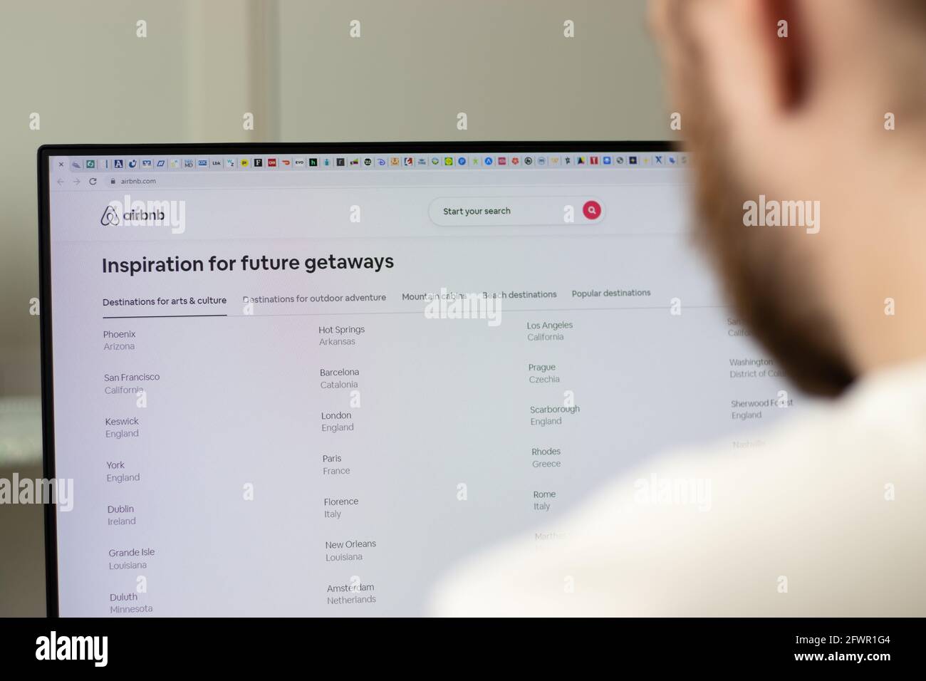 New York, Etats-Unis - 1er mai 2021 : site Web de la société de services airbnb à l'écran, Editorial Banque D'Images