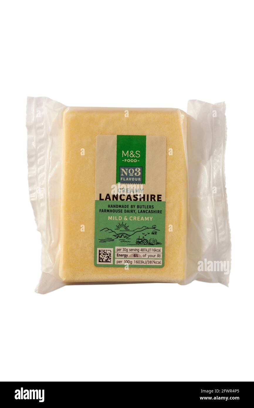 Lot de fromage crémeux Lancashire doux et crémeux de M&S isolé sur fond blanc - fait à la main par Butlers Farmhouse Dairy Lancashire Banque D'Images