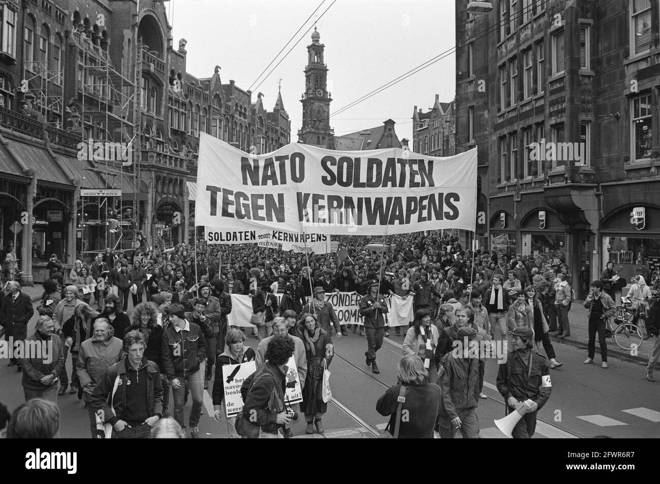 Les soldats de l'OTAN contre les armes nucléaires sur la bannière à Raadhuisstraat, en arrière-plan The Westerkerk, 21 novembre 1981, bannières, manifestations de paix, pays-Bas, agence de presse du xxe siècle photo, nouvelles à retenir, documentaire, photographie historique 1945-1990, histoires visuelles, L'histoire humaine du XXe siècle, immortaliser des moments dans le temps Banque D'Images