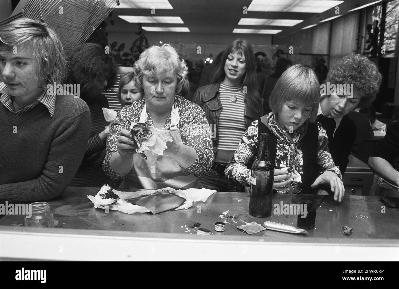 Création de 10 jours au musée Vincent van Gogh à Amsterdam enfants pendant la gravure, 3 janvier 1975, pays-Bas, agence de presse du XXe siècle photo, news to remember, documentaire, photographie historique 1945-1990, histoires visuelles, L'histoire humaine du XXe siècle, immortaliser des moments dans le temps Banque D'Images