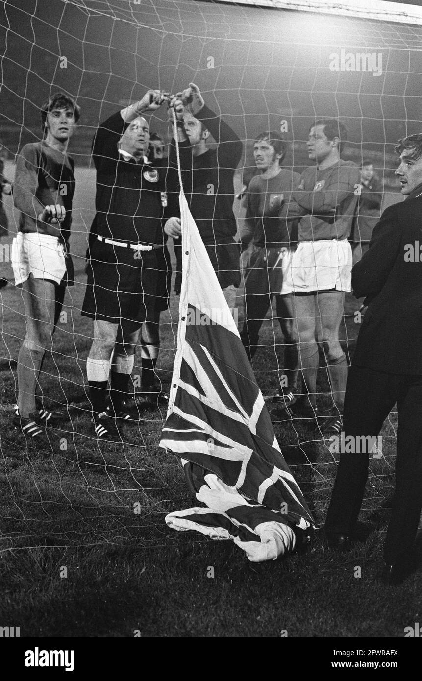 Pays-Bas / Angleterre 0-1. Krol, arbitre Kazakov, Treytel, Drost et Israël occupé avec le drapeau de la marine anglaise dans le but, 5 novembre 1969, internationaux, arbitres, sports, Drapeaux, football, pays-Bas, agence de presse du XXe siècle photo, news to remember, documentaire, photographie historique 1945-1990, histoires visuelles, L'histoire humaine du XXe siècle, immortaliser des moments dans le temps Banque D'Images