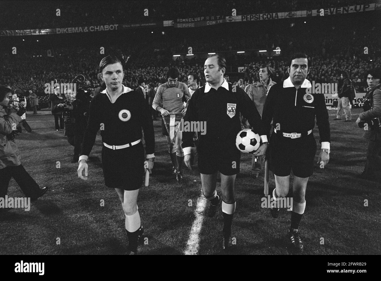 Pays-Bas contre l'Italie 3-1, y compris l'arbitre Kazakov (centre), 20  novembre 1974, arbitres, sports, Football, pays-Bas, Agence de presse du  XXe siècle photo, nouvelles à retenir, documentaire, photographie  historique 1945-1990, histoires visuelles,