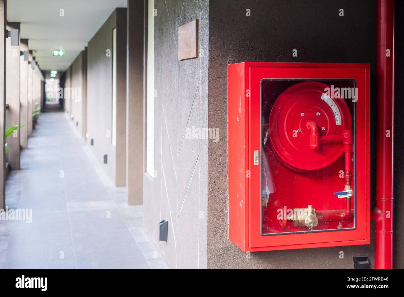 Extincteur d'incendie et système de pompe à eau sur le fond du mur, équipement d'urgence puissant pour l'industrie et le résidentiel Banque D'Images