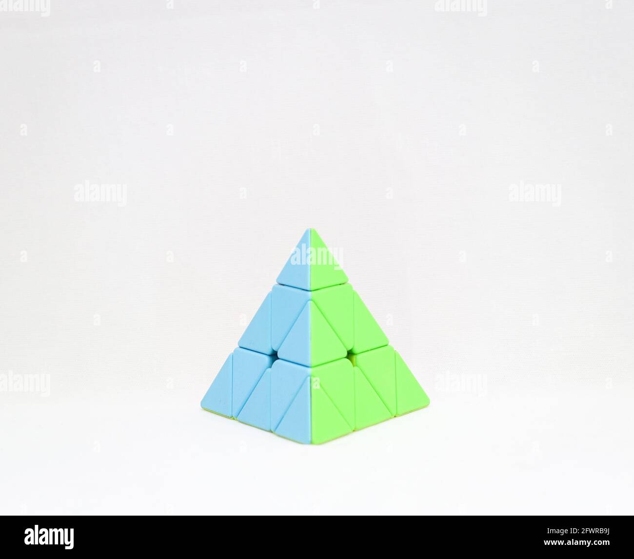 casse-tête pyramidal utilisé pour augmenter la capacité de résolution de problèmes isolé dans un fond blanc Banque D'Images