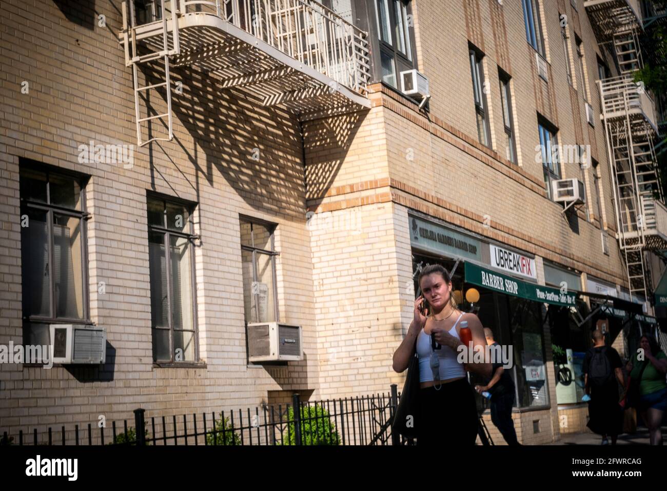 New York, États-Unis. 21 mai 2021. Des gens masqués et sans masque dans le quartier de Chelsea, à New York, le vendredi 21 mai 2021. New York a des mandats de masque détendus permettant à la plupart des activités de plein air d'être sans masque ainsi que de nombreux environnements intérieurs, avec des mises en garde. (Âphoto de Richard B. Levine) crédit: SIPA USA/Alay Live News Banque D'Images