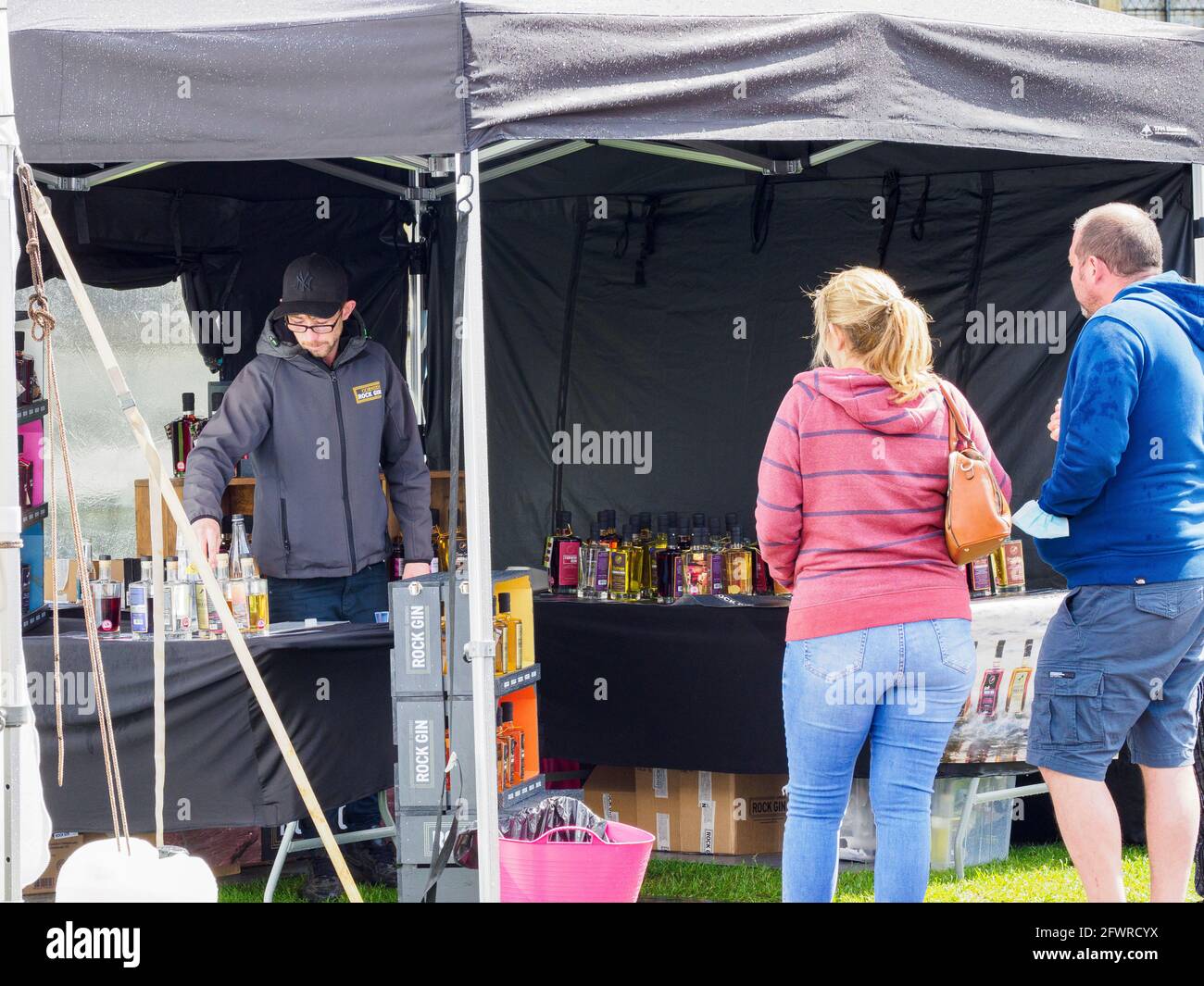 Cornish Rock Gin étant vendu au marché de Bude Artisan, marché local des produits et de l'alimentation, Bude, Cornwall, Royaume-Uni Banque D'Images