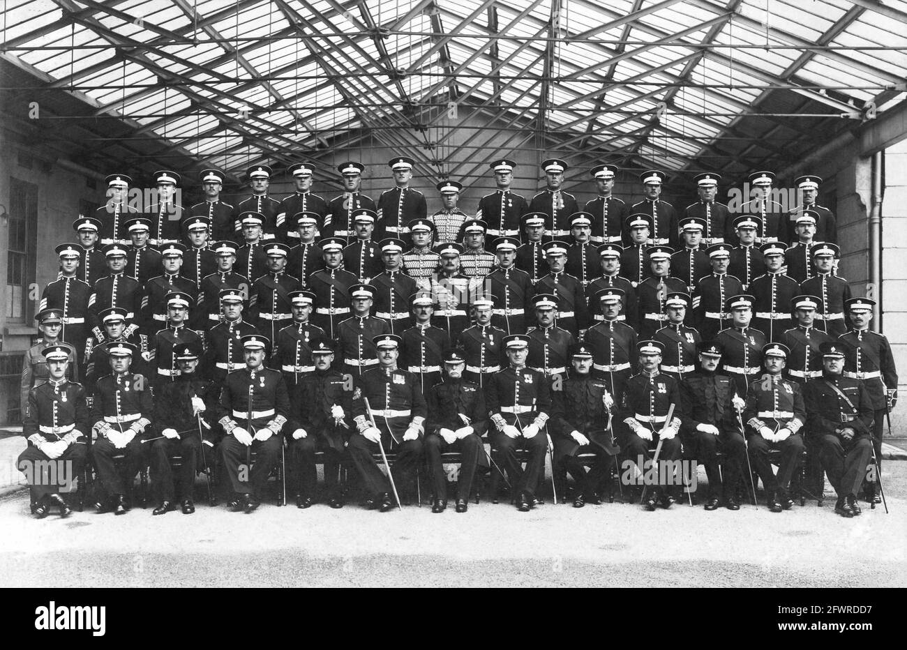 Les adjudants, les sergents d'état-major et les sergents des gardes de Coldstream du 1er Bataillon, y compris le colonel du régiment, le lieutenant-général Sir Alfred E. Codrington, le commandant, le lieutenant-colonel. Sir Oliver W. H. Leese et le sergent-major régimentaire Ronald Brittain. Photographie prise à Wellington Barracks, Westminster, Londres en 1938. Banque D'Images