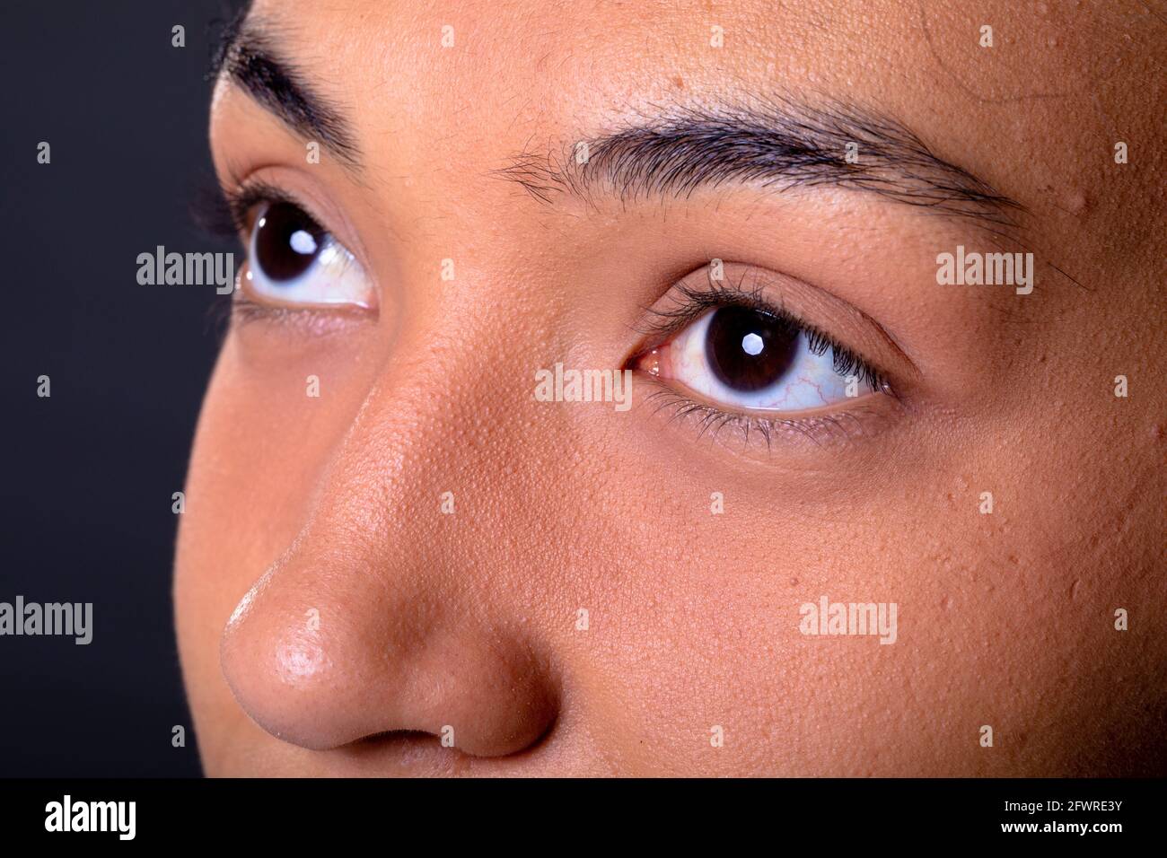 Gros plan sur la femme d'affaires afro-américaine contre le gris arrière-plan Banque D'Images