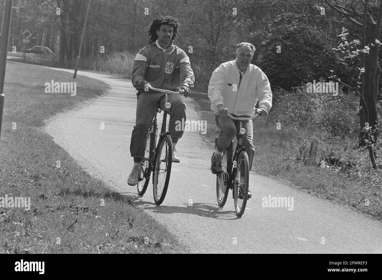 L'équipe néerlandaise fait une balade en vélo à Zeist; Ruud Gull (L) et  Rinus Michels Date: 27 avril 1987 lieu: Utrecht, Zeist mots clés: Équipes,  sports, football Nom: Gullit, Ruud Michels, Rinus