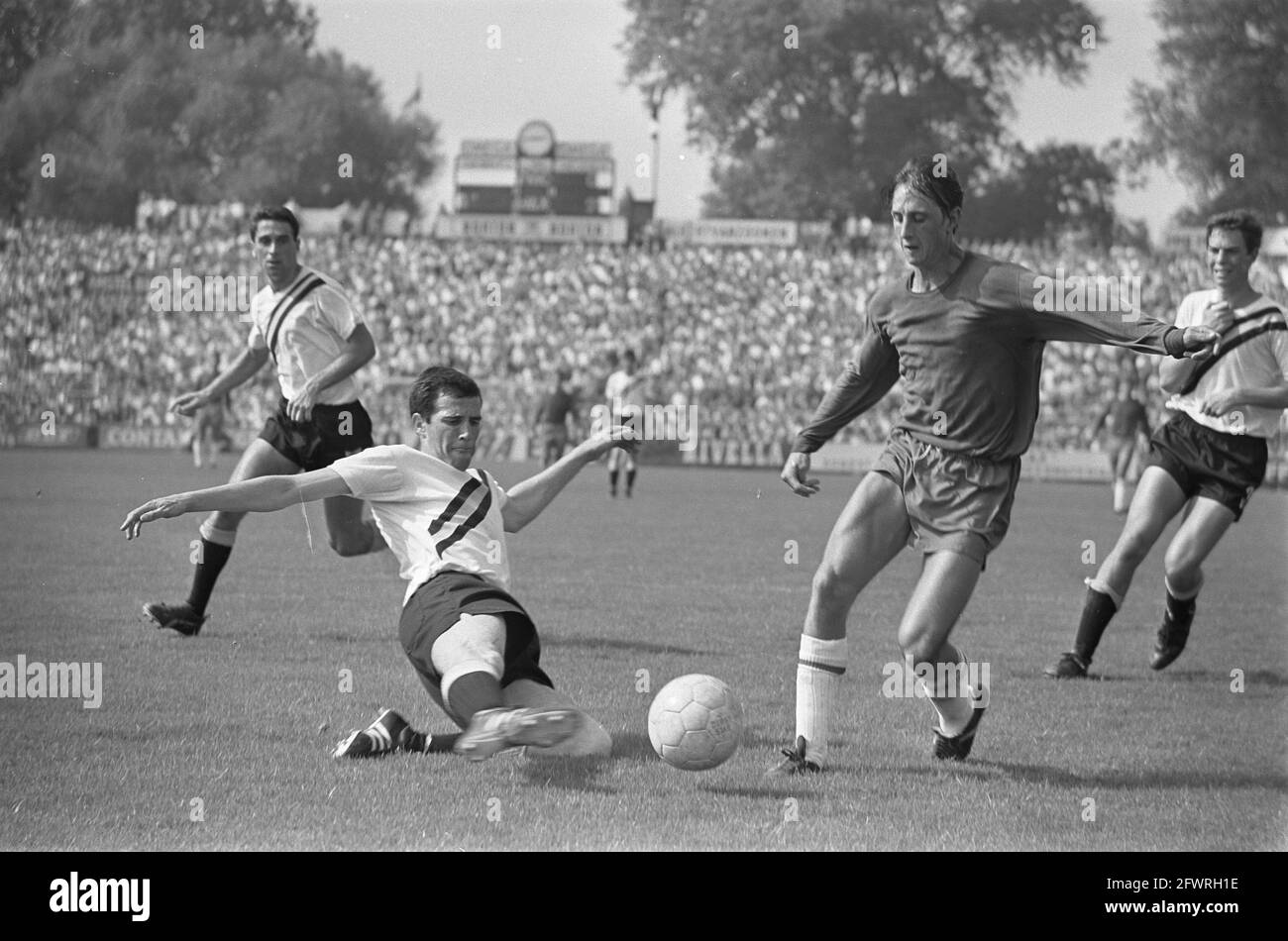 Cruijff (à droite) en duel avec Graanmans, 25 août 1968, duels, football, Matches, pays-Bas, agence de presse du XXe siècle photo, news to remember, documentaire, photographie historique 1945-1990, histoires visuelles, L'histoire humaine du XXe siècle, immortaliser des moments dans le temps Banque D'Images