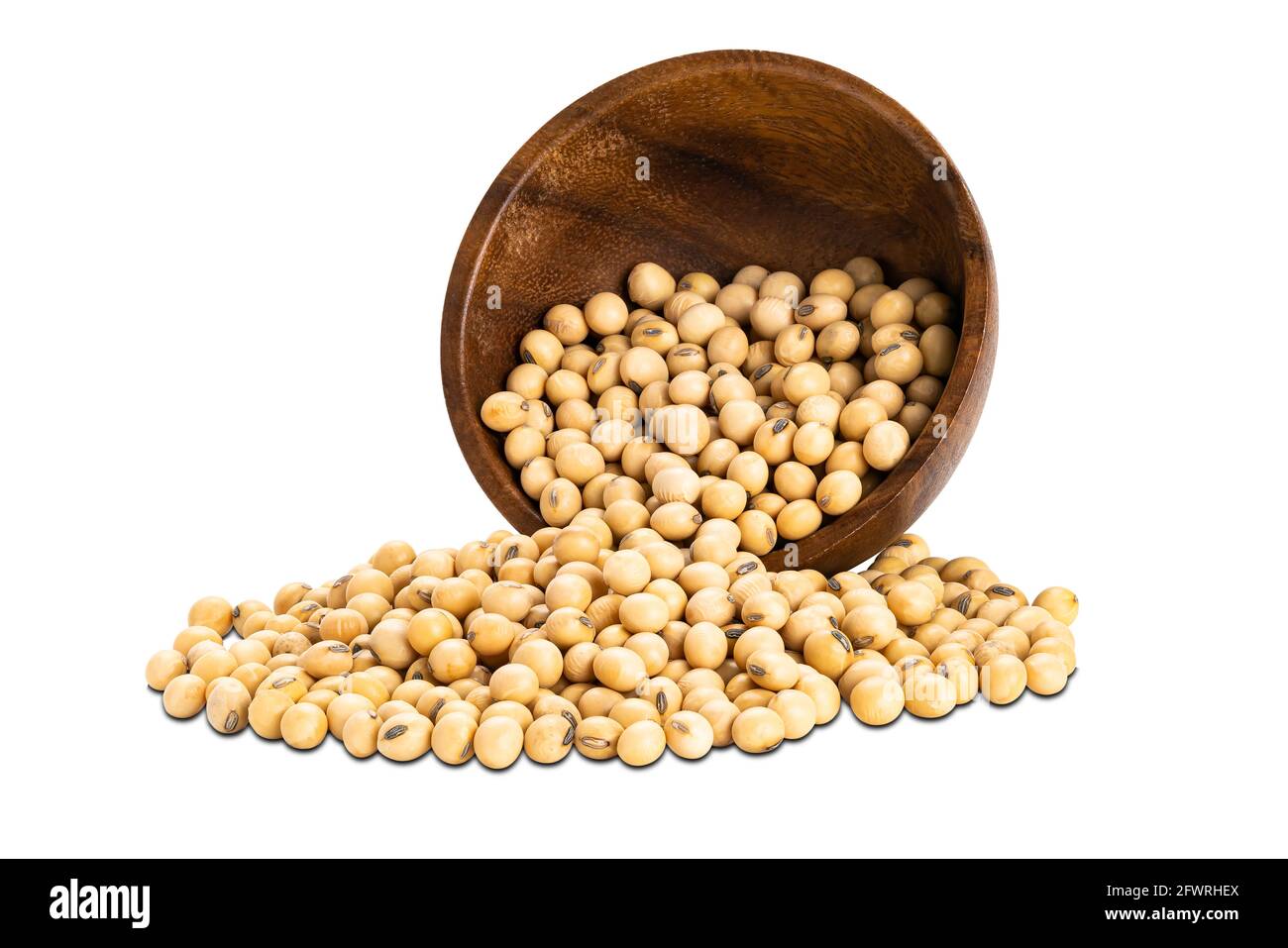 Pile de graines de soja dans un bol en bois sur fond blanc avec passe-cheveux. Banque D'Images