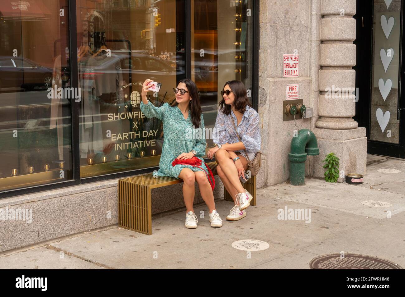 New York, États-Unis. 22 mai 2021. Temps de selfie pour les personnes sans masque dans le quartier de Noho à New York le samedi 22 mai 2021. New York a des mandats de masque détendus permettant à la plupart des activités de plein air d'être sans masque ainsi que de nombreux environnements intérieurs, avec des mises en garde. (Âphoto de Richard B. Levine) crédit: SIPA USA/Alay Live News Banque D'Images