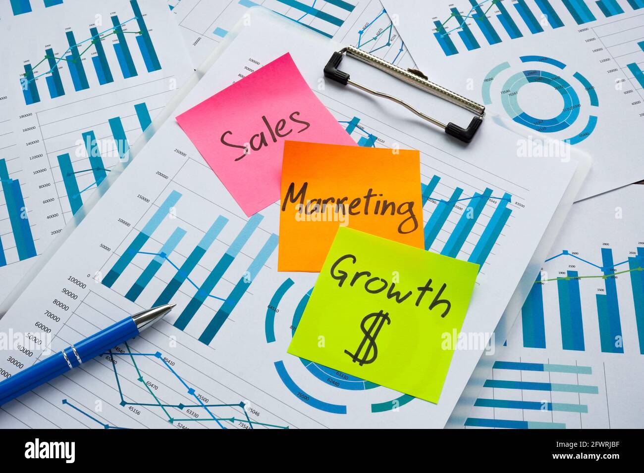 Mots le marketing des ventes et la croissance des bénéfices comme plan sur les graphiques. Banque D'Images
